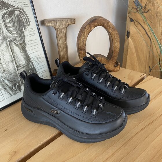 Sort Skechers med glat skind overflade