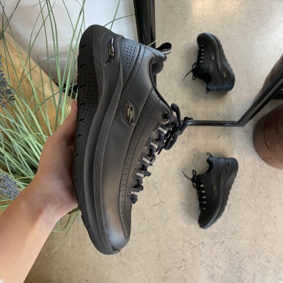 Sort Skechers med glat skind overflade