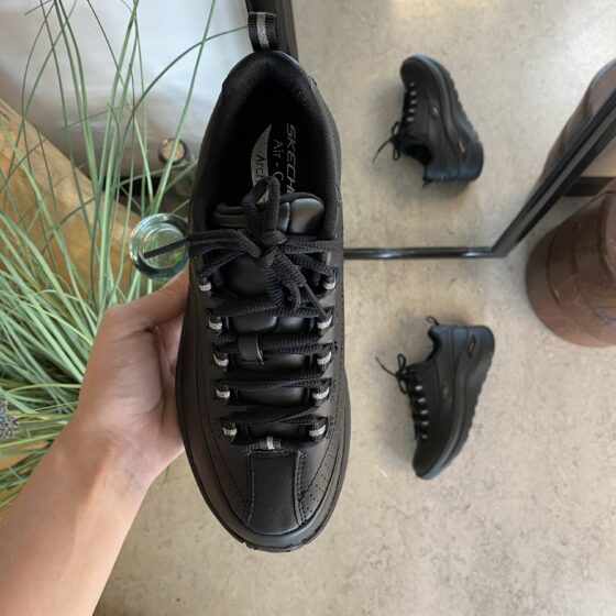 Sort Skechers med glat skind overflade