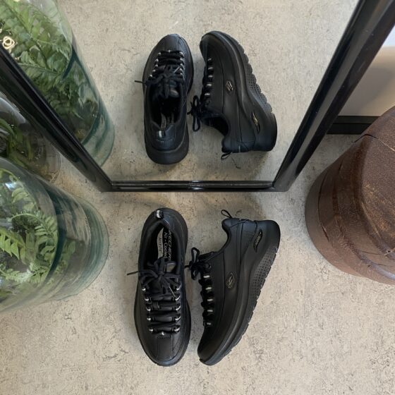 Sort Skechers med glat skind overflade