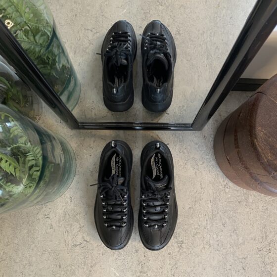 Sort Skechers med glat skind overflade