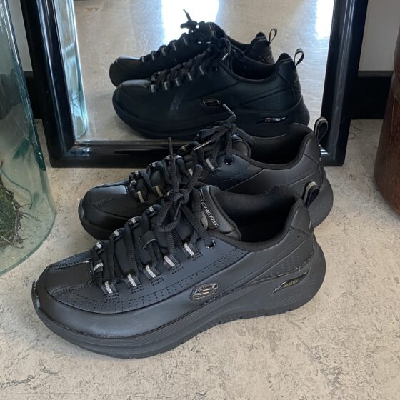 Sort Skechers med glat skind overflade