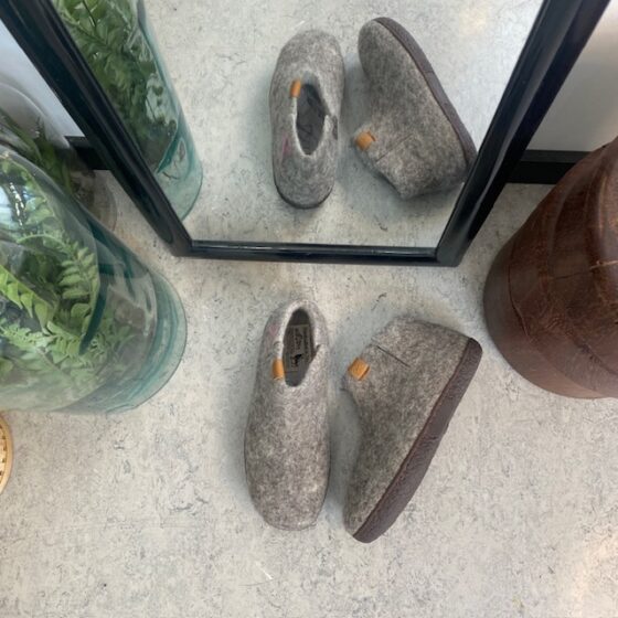 Green Comfort uld hjemmesko med rågummi bund og Støt Brysterne logo