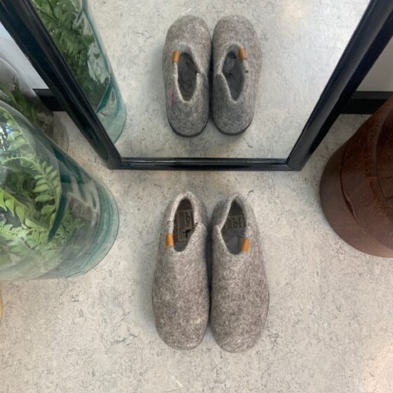 Green Comfort uld hjemmesko med rågummi bund og Støt Brysterne logo