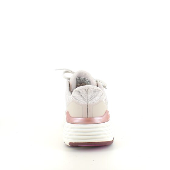 Beige Skechers slip-in med MaxChusion bund