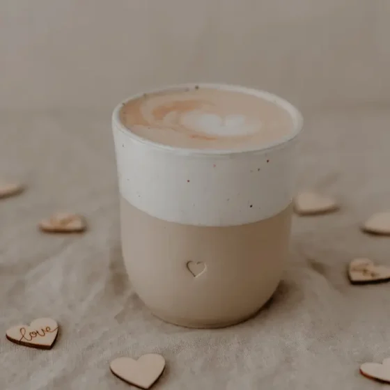 Håndlavet keramik krus uden hank med hjerte – nordisk design til kaffe & te