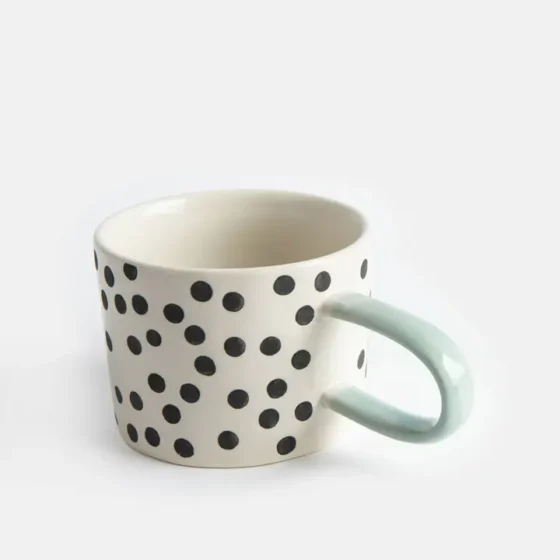 Caroline Gardner Mono Ditsy Spot krus – håndmalet stentøj med prikket design