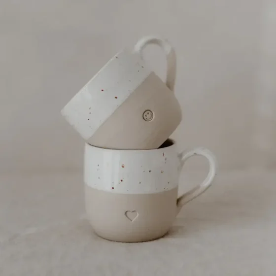Håndlavet keramik kop med hjerte – stilfuld og hyggelig kaffekop
