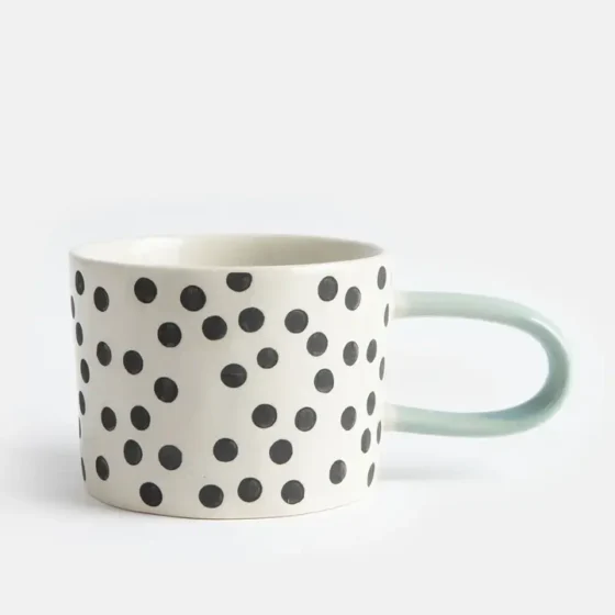 Caroline Gardner Mono Ditsy Spot krus – håndmalet stentøj med prikket design