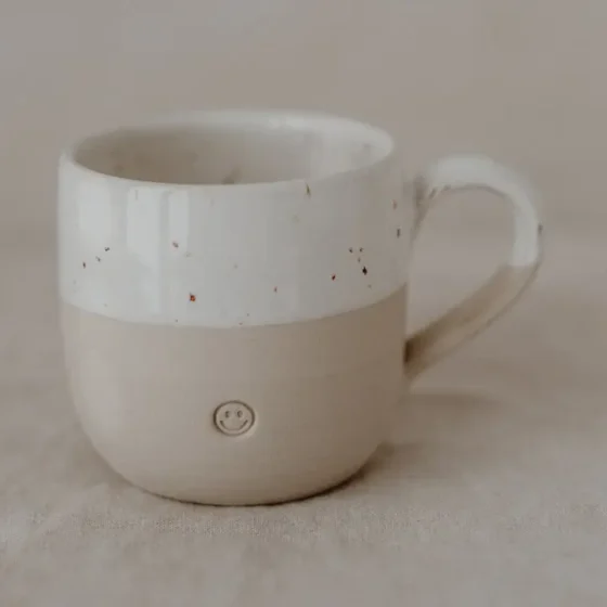 Håndlavet keramik kop med smiley – hyggeligt krus i nordisk design