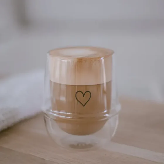 Dobbeltvægget glas med hjerte – elegant og funktionelt termoglas til kaffe & te