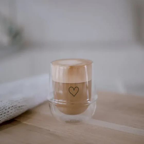 Dobbeltvægget glas med hjerte – elegant og funktionelt termoglas til kaffe & te