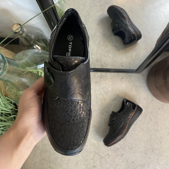 Elegant damesko med flotte detaljer og velcrolukning