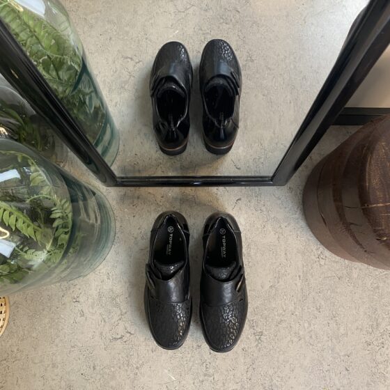 Elegant damesko med flotte detaljer og velcrolukning