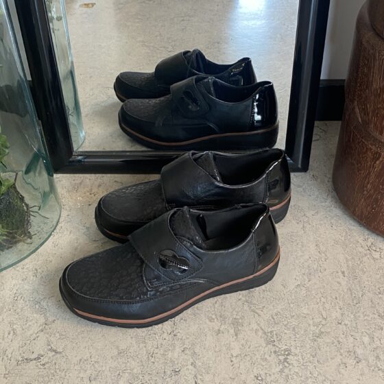 Elegant damesko med flotte detaljer og velcrolukning
