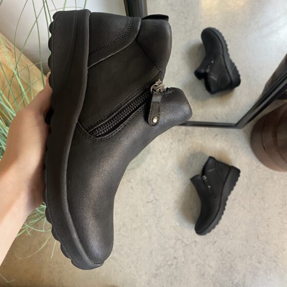 Elegant sort støvlet med meomory foam fra Skechers
