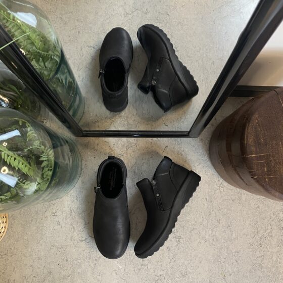 Elegant sort støvlet med meomory foam fra Skechers