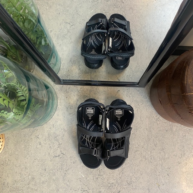 Sort skridsikker arbejdssandal